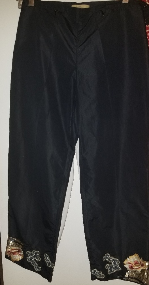BlueMarine Black Capris w gorgeous detail. Vintage 1990s. So hot for 2026!